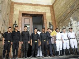 Unos soldados egipcios hacen guardia en el tribunal que dictó la sentencia. EFE /