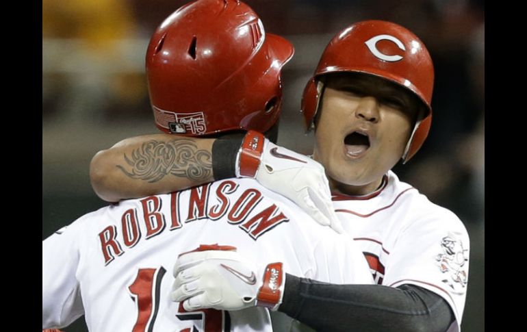 Shin-Soo Choo celebra junto a Derrick Robinson durante el partido. AP /