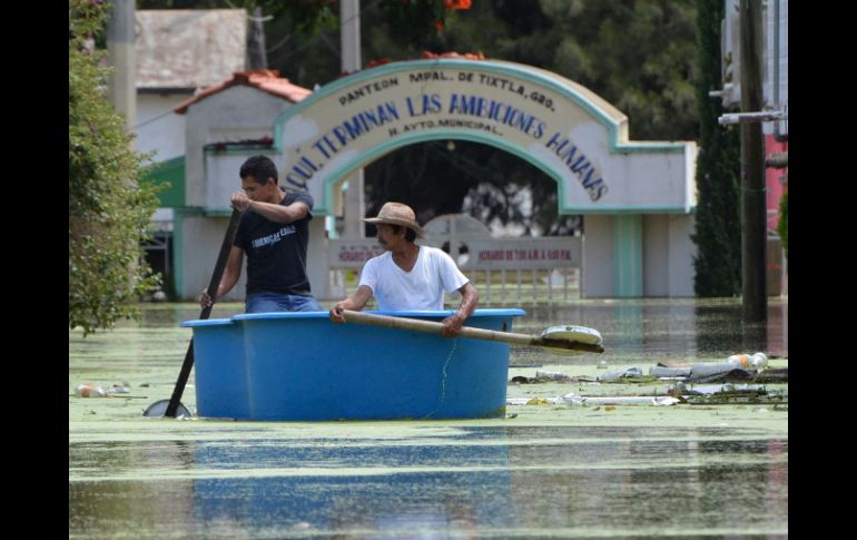 Según la Segob, las lluvias dejan unas 59 mil personas evacuadas de sus comunidades ante el riesgo de deslaves o inundaciones. AP /