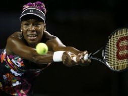 La tenista estadounidense Venus Williams devuelve la bola a la bielorrusa Victoria Azarenka. EFE /