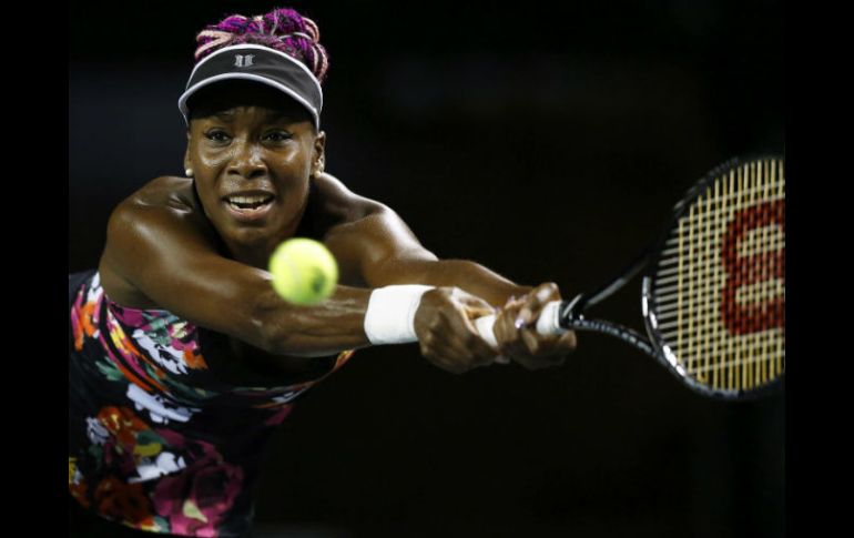 La tenista estadounidense Venus Williams devuelve la bola a la bielorrusa Victoria Azarenka. EFE /