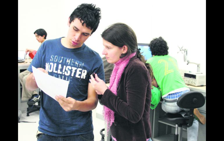 Gravar las colegiaturas generará ''frustración por la incapacidad económica''. ESPECIAL /