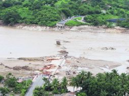 Vista general de una vía con un puente destruido por las fuertes lluvias y deslizamientos en Coyuca de Benítez, Guerrero. EFE /