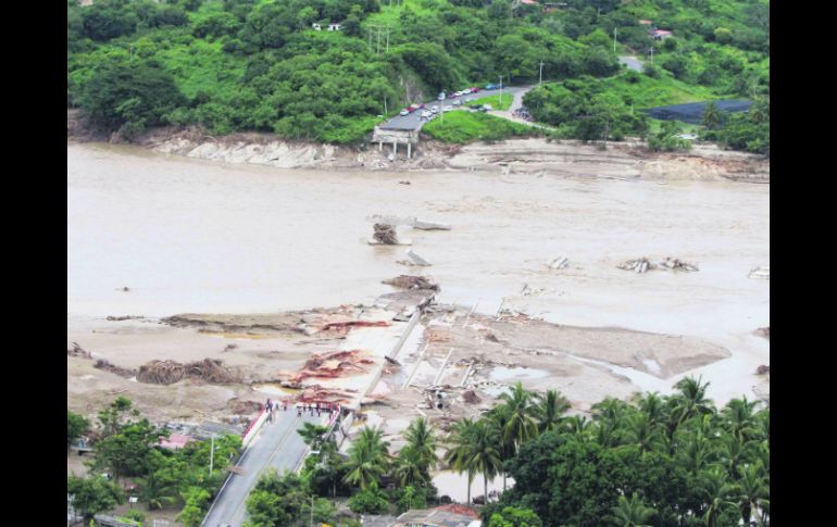 Vista general de una vía con un puente destruido por las fuertes lluvias y deslizamientos en Coyuca de Benítez, Guerrero. EFE /