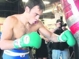 Julio César Chávez Jr. ofreció un entrenamiento a los medios de comunicación en el Gimnasio Azteca de Bell, California. ESPECIAL /