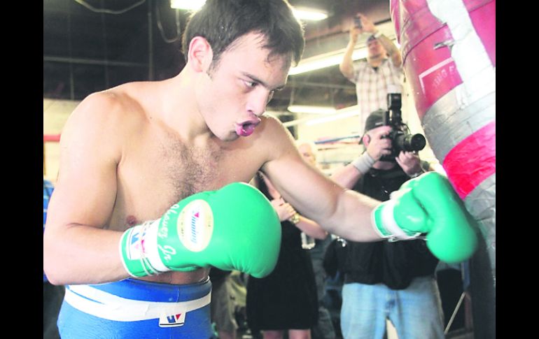 Julio César Chávez Jr. ofreció un entrenamiento a los medios de comunicación en el Gimnasio Azteca de Bell, California. ESPECIAL /