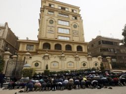 Simpatizantes de los Hermanos Musulmanes rezando durante unas protestas delante de su sede en El Cairo. EFE /