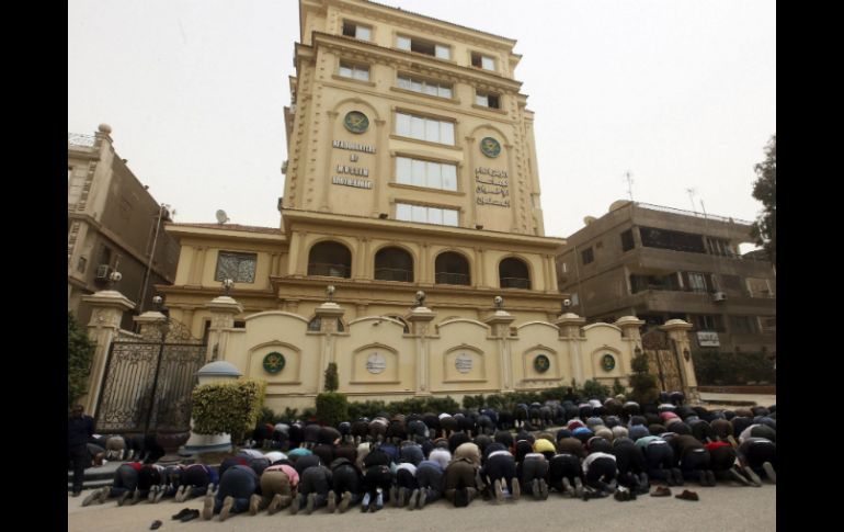 Simpatizantes de los Hermanos Musulmanes rezando durante unas protestas delante de su sede en El Cairo. EFE /