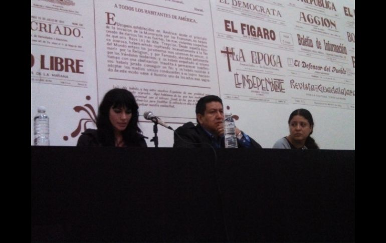 Yara Patiño (i), Ricardo Duarte y Dolores Garnica (d), periodista y critica del arte, y autora del foro.  /