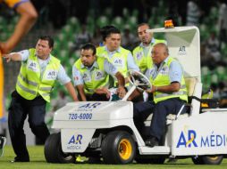 Osmar fue retirado del campo y de inmediato atendido por los médicos. MEXSPORT /