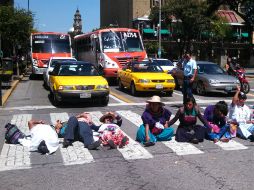 Mujeres y hombres se sentaron sobre el pavimento de la citada vía.  /