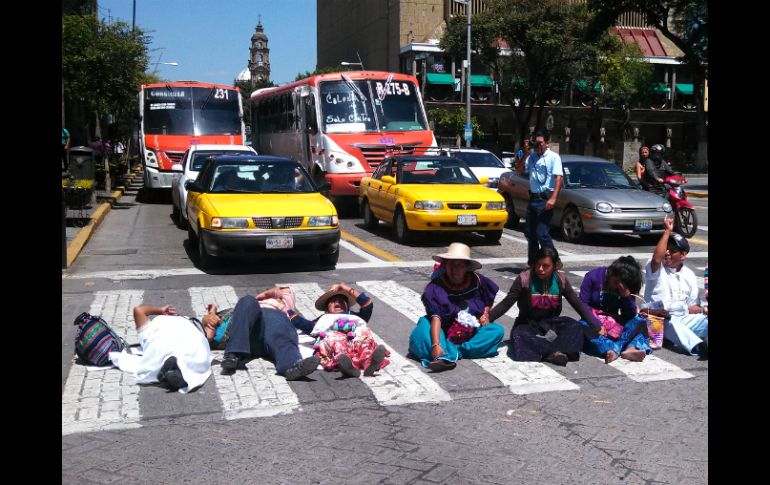 Mujeres y hombres se sentaron sobre el pavimento de la citada vía.  /