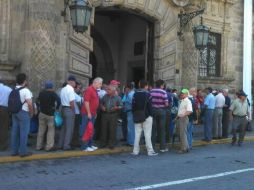 Decenas de personas se reúnen en Palacio de Gobierno para exigir el pago por el fraude.  /