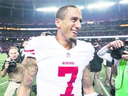 Colin Kaepernick pasó de ser idolatrado al final de la campaña pasada a ser criticado por su estilo y vida fuera de los emparrillados. ESPECIAL /