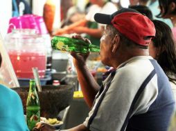 La propuesta de reforma hacendaria pretende gravar las bebidas azucaradas con un peso por litro. ARCHIVO /