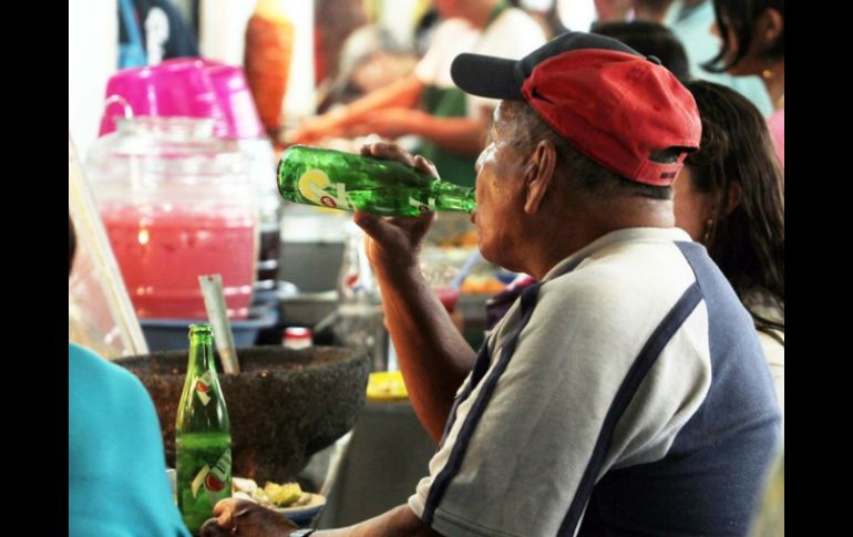 La propuesta de reforma hacendaria pretende gravar las bebidas azucaradas con un peso por litro. ARCHIVO /