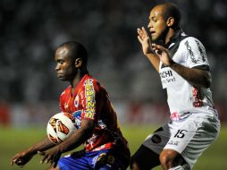 Los estadios en ese país podrán recibir a más aficionados con esta medida. AFP /