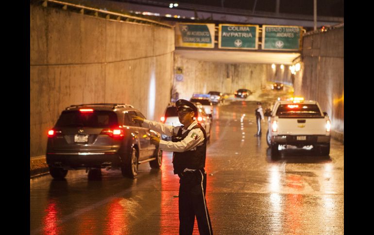 Agentes viales coordinaron a los automovilistas ante las afectaciones viales que se registraron en varios puntos de la ciudad. EL INFORMADOR /