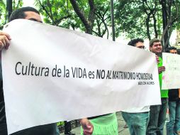 AVENIDA HIDALGO. Alrededor de 20 inconformes con la iniciativa se manifestaron a las afueras de la sede del Poder Legislativo. EL INFORMADOR /