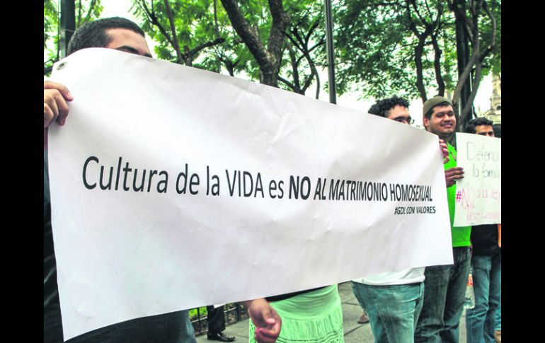 AVENIDA HIDALGO. Alrededor de 20 inconformes con la iniciativa se manifestaron a las afueras de la sede del Poder Legislativo. EL INFORMADOR /