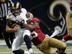 El quarterback de los Carneros de San Luis, Sam Bradford, es derribado por el linebacker de San Francisco, Ahmad Brooks. AP /