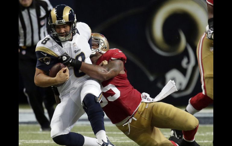 El quarterback de los Carneros de San Luis, Sam Bradford, es derribado por el linebacker de San Francisco, Ahmad Brooks. AP /