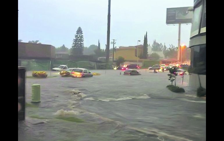 Cruce de las avenidas Patria y Acueducto. El nivel de las aguas obligó a los conductores a subirse a banquetas y camellones. ESPECIAL /