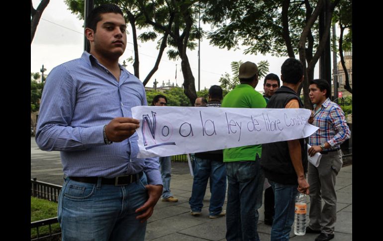 Jóvenes quienes aseguraron pertenecer a distintas universidades, se manifestaron en rechazo a la Ley de Libre Convivencia. EL INFORMADOR /