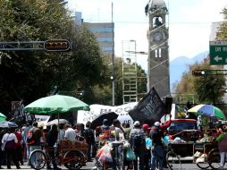 Profesores de la CNTE marchan del Monumento a la Revolución a la Secretaría de Gobernación. SUN /