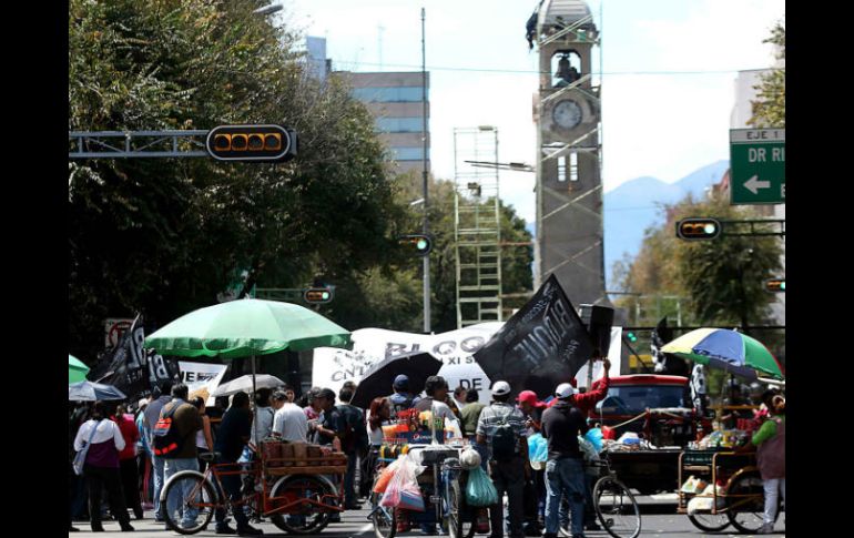 Profesores de la CNTE marchan del Monumento a la Revolución a la Secretaría de Gobernación. SUN /