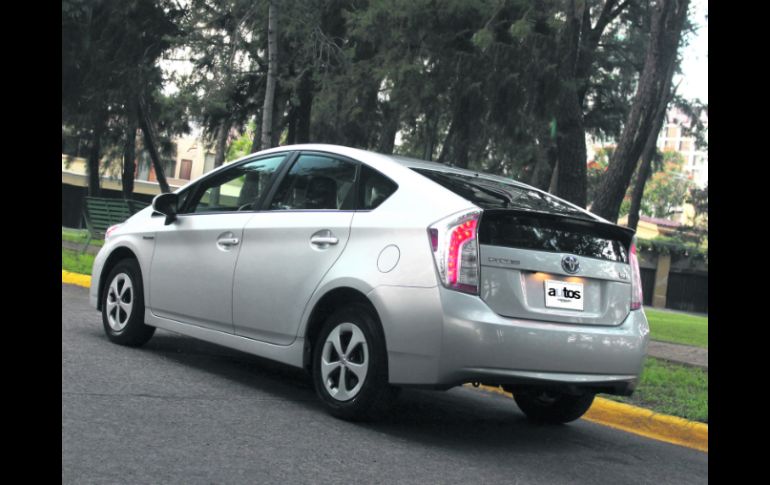 Amplio. La capacidad del Prius es muy buena, principalmente en la cajuela, donde se pueden abartir los asientos para crecer el espacio.  /