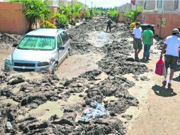 Una vez que el agua comienza a ceder, las calles de Acapulco muestran el nivel de destrucción que dejaron las lluvias. EFE /