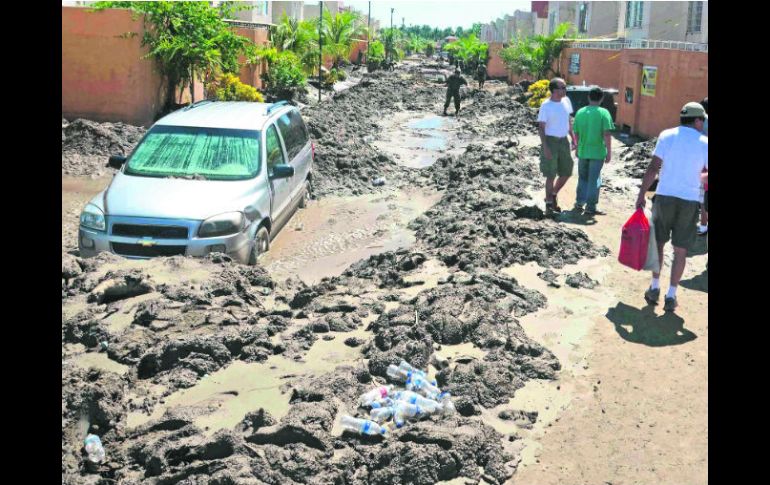 Una vez que el agua comienza a ceder, las calles de Acapulco muestran el nivel de destrucción que dejaron las lluvias. EFE /