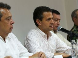 El Presidente, junto al secretario de Gobernación (i) y el gobernador de Guerrero, Ángel Aguirre (i). NTX /