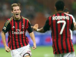 Valter Birsa (I) celebra la anotación con la que el Milán consigue la victoria ante la Sampdoria. EFE /