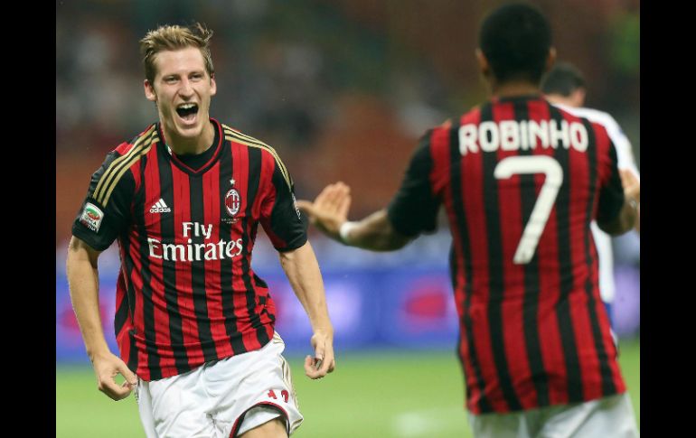 Valter Birsa (I) celebra la anotación con la que el Milán consigue la victoria ante la Sampdoria. EFE /