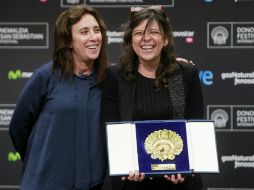 La directora Mariana Rendón (D) con el premio que acredita a su película 'Pelo malo' como la ganadora del Festival de San Sebastián. EFE /