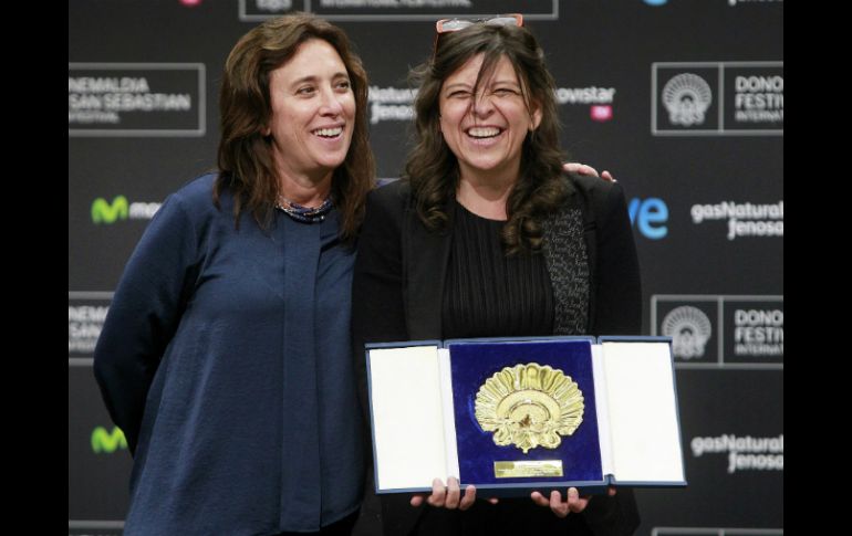 La directora Mariana Rendón (D) con el premio que acredita a su película 'Pelo malo' como la ganadora del Festival de San Sebastián. EFE /