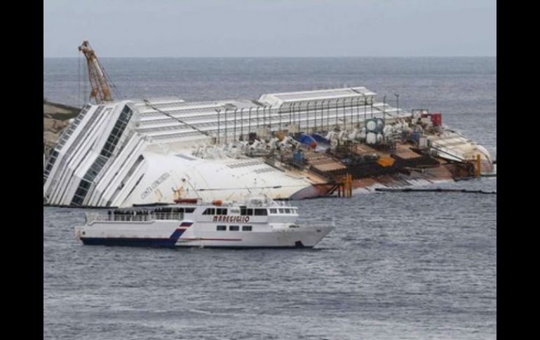 Un ferry que transportaba a comerciantes y sus productos se partió durante una tormenta en el río Níger. ARCHIVO /