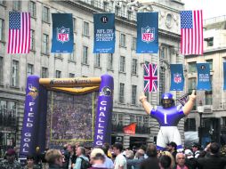 Regent Street. la famosa calle comercial de Londres fue invadida por la fiebre de la NFL. ESPECIAL /