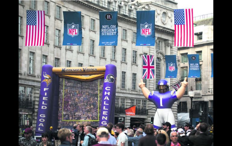 Regent Street. la famosa calle comercial de Londres fue invadida por la fiebre de la NFL. ESPECIAL /