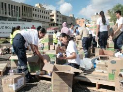 Voluntarios recolectan el apoyo en el centro de acopio que está en la sede de la Cruz Roja Guadalajara. EL INFORMADOR /