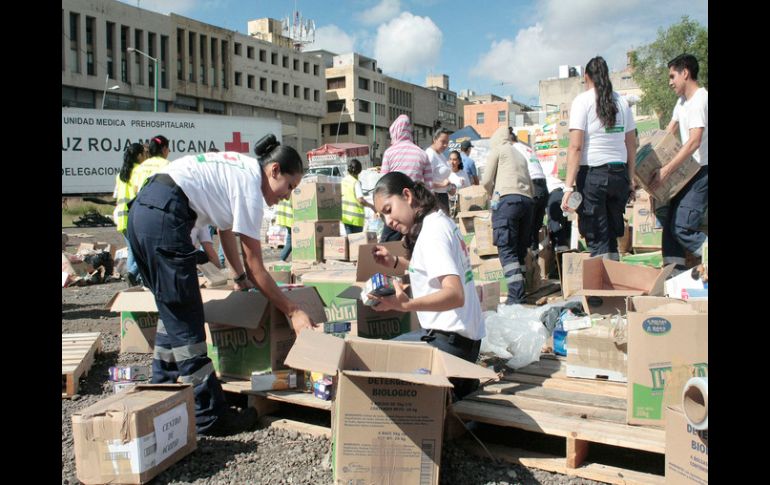 Voluntarios recolectan el apoyo en el centro de acopio que está en la sede de la Cruz Roja Guadalajara. EL INFORMADOR /