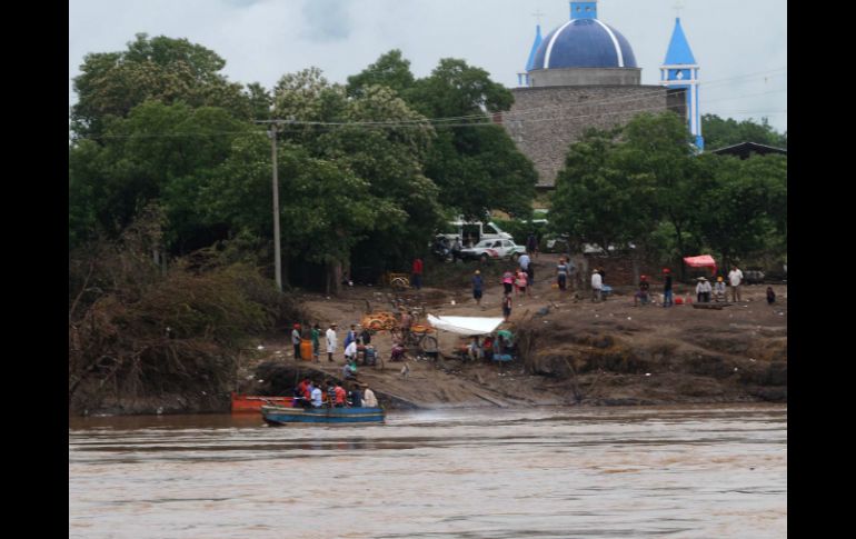 Habitantes de Tlapehuala en Guerrero quedaron incomunicados tras desbordamiento de río. ARCHIVO /