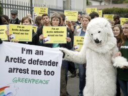 Protestantes buscan la liberación de los activistas de Greenpeace detenidos en Rusia. EFE /