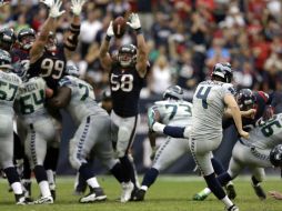 Steven Hauschka (4) patea un gol de campo con el que Seattle derrotó a Houston y mantiene el invicto. AP /