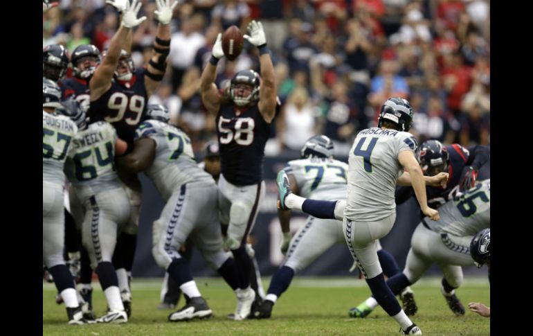 Steven Hauschka (4) patea un gol de campo con el que Seattle derrotó a Houston y mantiene el invicto. AP /