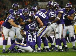 Los Vikingos celebran una de las anotaciones de Greg Jennings con las que derrotaron a los Acereros. AP /