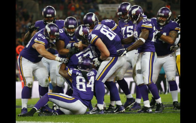 Los Vikingos celebran una de las anotaciones de Greg Jennings con las que derrotaron a los Acereros. AP /