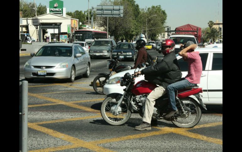 Es importante promover el uso del cinturón de seguridad entre los automovilistas, así como casco en motociclistas. ARCHIVO /